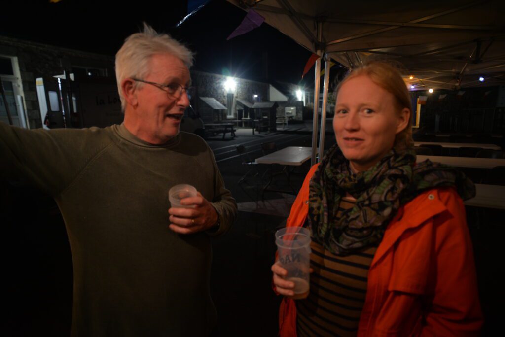 Homme et femme discutant avec des gobelets à l'extérieur