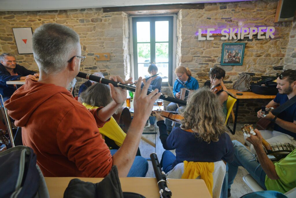 Groupe jouant musique traditionnelle dans un pub