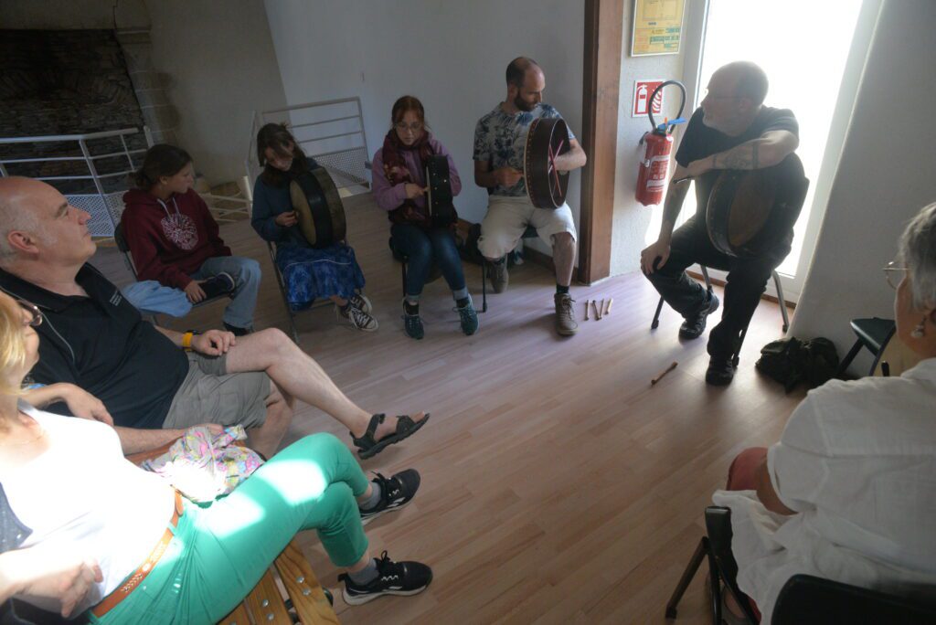 Groupe jouant des tambours traditionnels en cercle