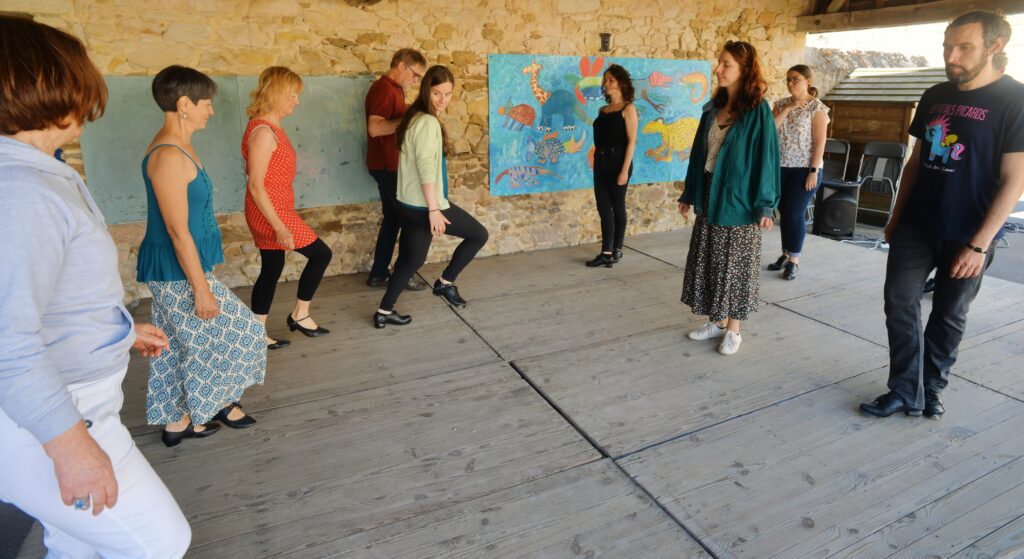 Groupe s'exerçant à la danse en atelier ouvert