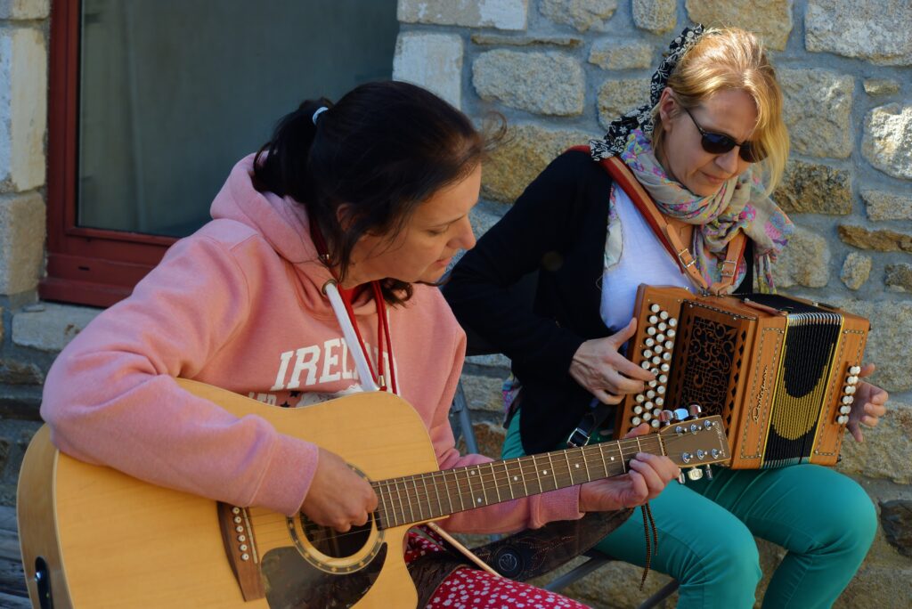 Deux femmes jouant de la guitare et de l'accordéon