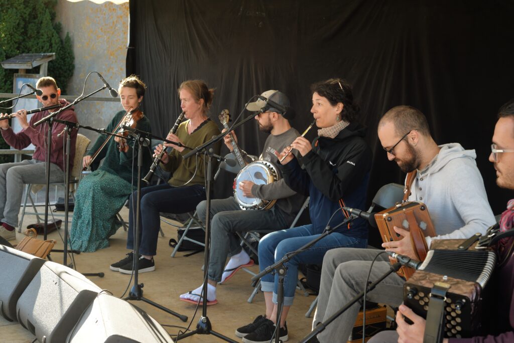 Groupe de musiciens folkloriques jouant en extérieur