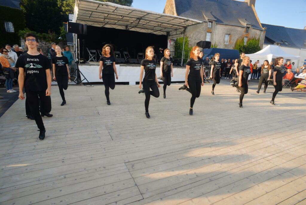 Danseurs effectuant un spectacle de claquettes en plein air