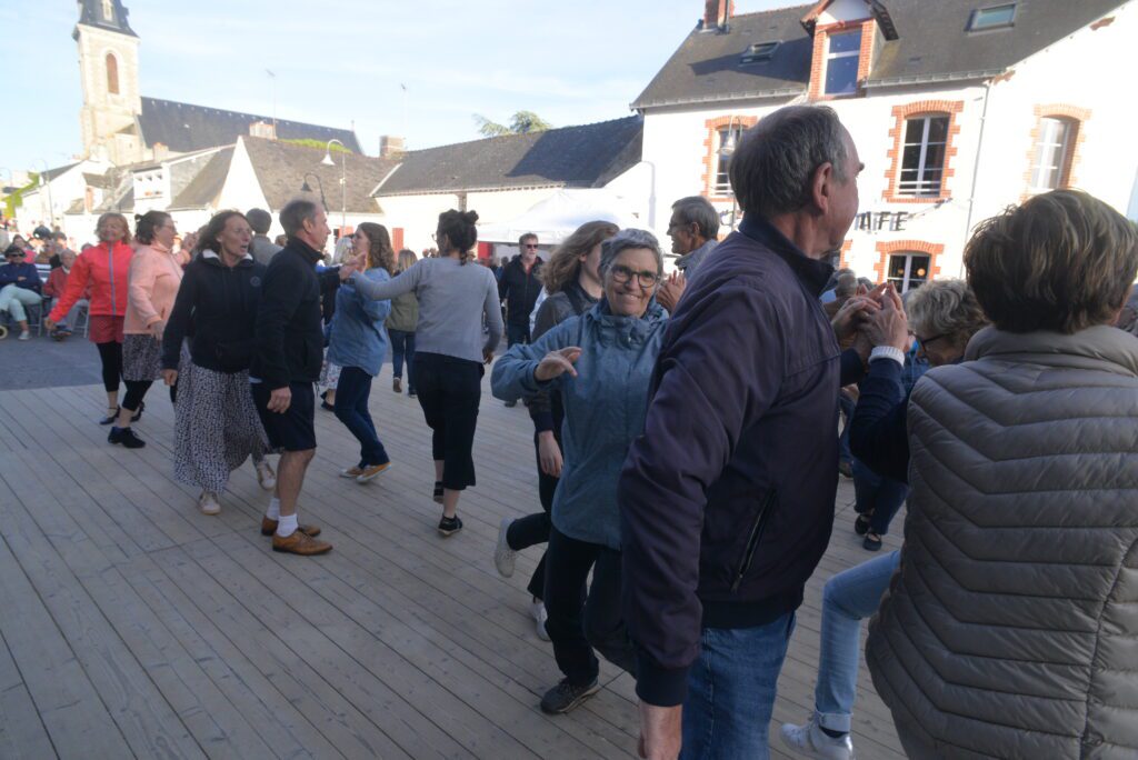 Personnes dansant en plein air en ville