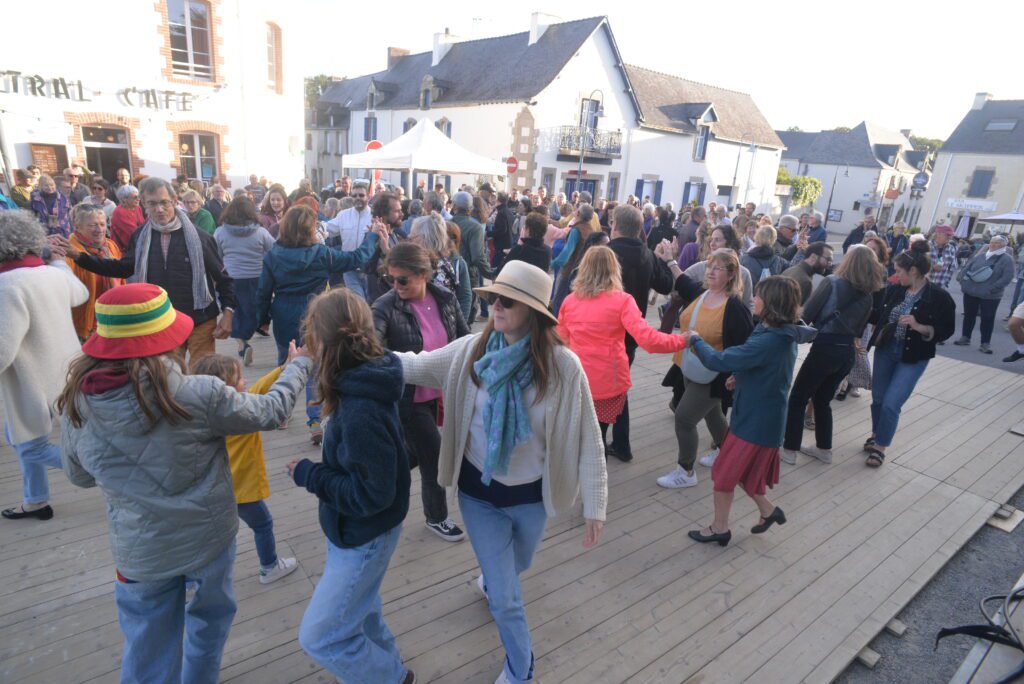 Foule dansante lors d'un festival en plein air