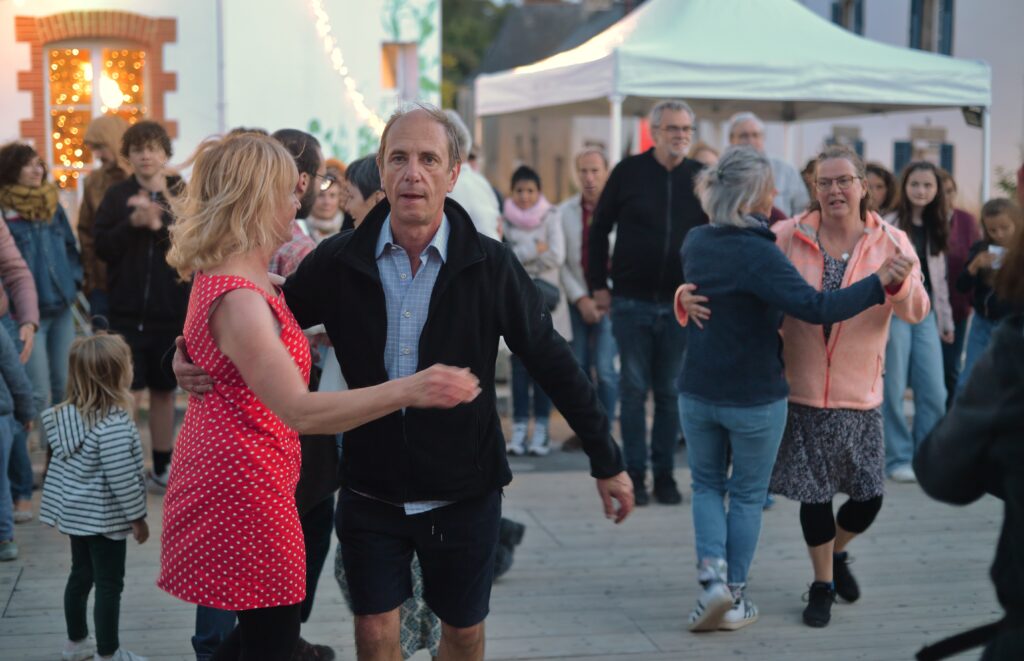Couple danse en plein air au festival urbain