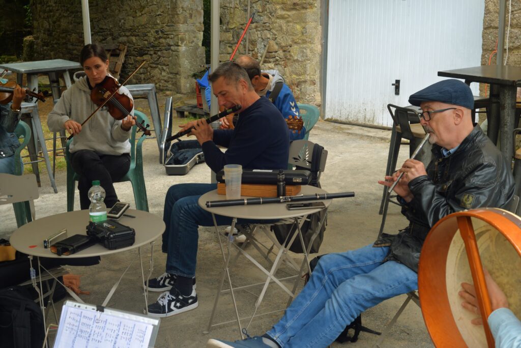 Groupe de musiciens jouant en extérieur