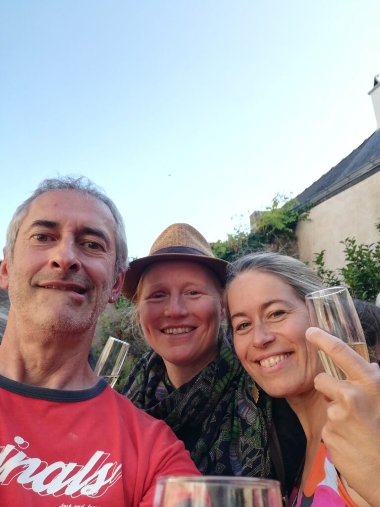 Trois amis souriants avec des verres de vin