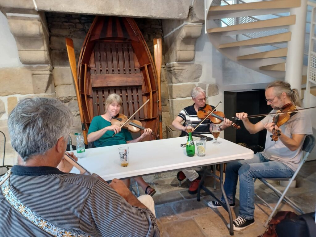 Quatuor de violonistes amateurs en répétition
