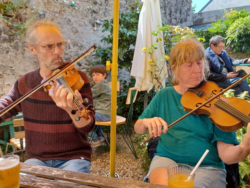 Deux violonistes jouant en terrasse