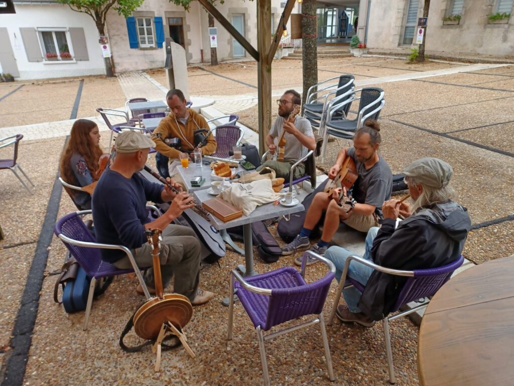 Groupe jouant de la musique ensemble en terrasse